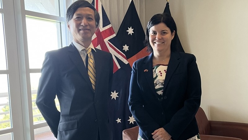 L'ambassadeur du Vietnam en Australie, Nguyen Tat Thanh (à gauche) et la ministre en chef du Territoire du Nord, Natasha Fyles. Photo: VOV