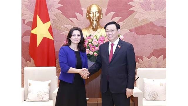 Le Président de l’Assemblée nationale vietnamienne, Vuong Dinh Huê et l’ambassadrice de Bulgarie, Marinela Petkova. Photo : VNA.