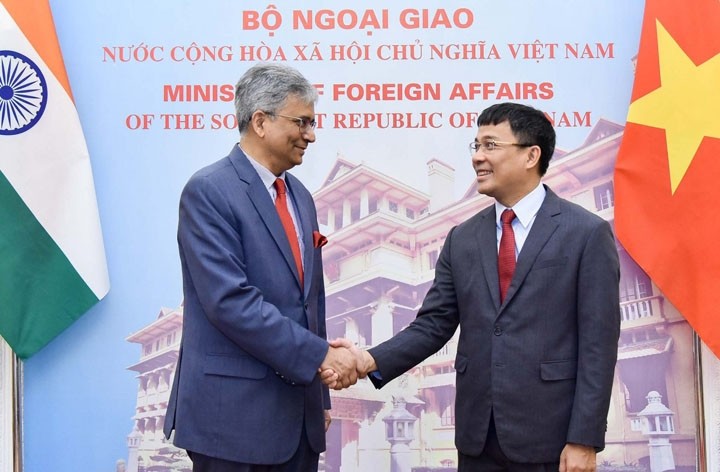 Le vice-ministre vietnamien des Affaires étrangères, Nguyên Minh Vu (à droite), et son homologue indien Saurabh Kumar cooprésident la 12e consultation politique et le 9e dialogue stratégique Vietnam — Inde. Photo : BQT.