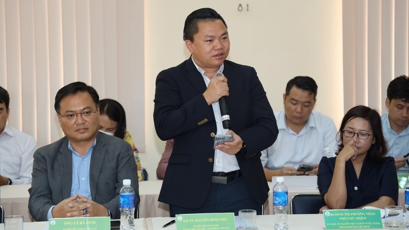 Le professeur Nguyen Dinh Phu, président de l'Association des entrepreneurs du Vietnam aux États-Unis, prend la parole. Photo: thoidai.com.vn
