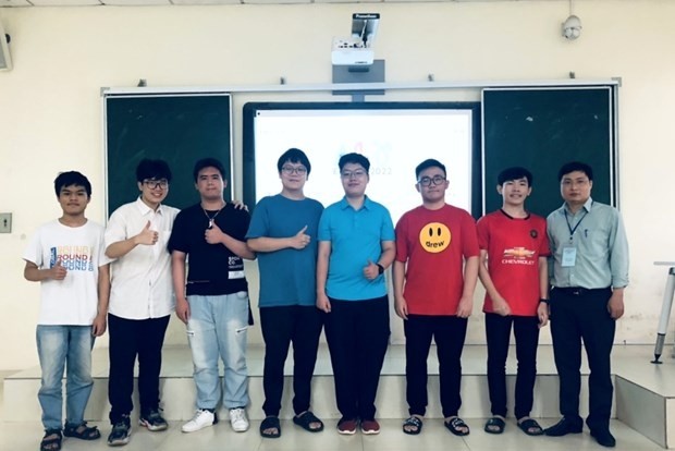 Le Dr Dô Duc Dông, chef d'équipe (à droite) et les 7 lycéens vietnamiens participant aux Olympiades d’informatique d’Asie-Pacifique 2022. Photo: Ministère de l'Éducation et de la Formation