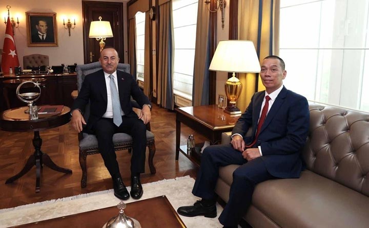 L’ambassadeur du Vietnam en Turquie, Dô Son Hai, et le ministre turc des Affaires étrangères, Mevlut Cavusoglu. Photo : BQT.