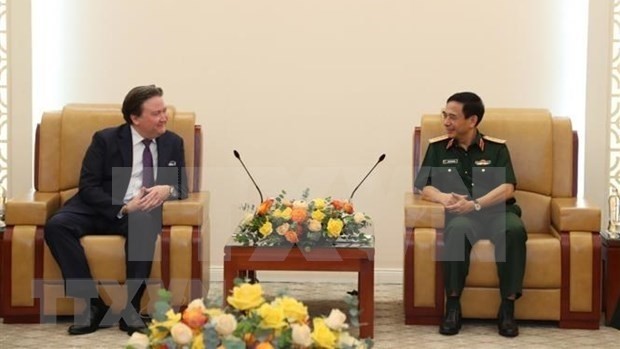 Le général Phan Van Giang, ministre de la Défense (à droite) et l'ambassadeur des États-Unis au Vietnam, Marc Evans Knapper. Photo: VNA
