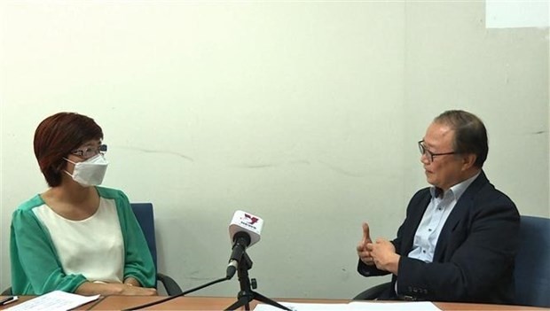 Le professeur Lee Han-woo, docteur en sciences politiques de l'Université Sogang, accorde une interview à l'Agence vietnamienne d'Information. Photo : VNA.