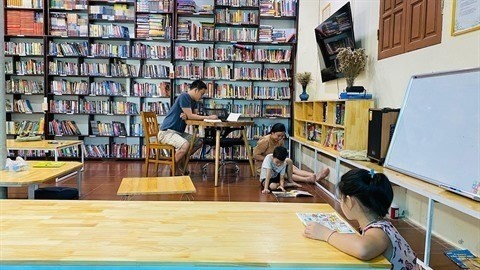 Ces lecteurs, d'une même famille, viennent régulièrement à la bibliothèque de Duong Liêu. Photo : TVDL/CVN.