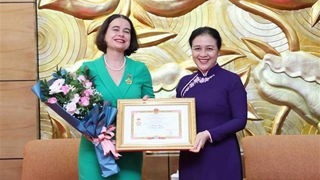L’ambassadrice australienne au Vietnam, Robyn Mudie (à gauche) lors de la cérémonie. Photo : VOV.