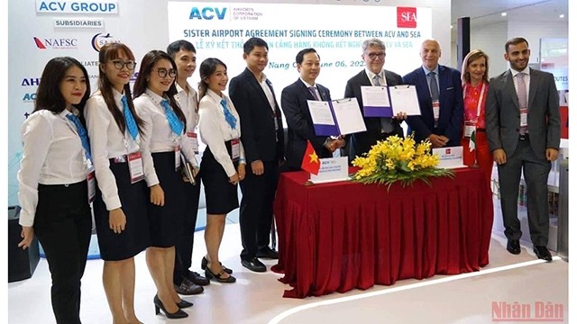 Cérémonie de signature de l’accord d’aéroports jumeaux entre la compagnie générale des airports du Vietnam et le groupe italien Società Esercizi Aeroportuali. Photo : NDEL.