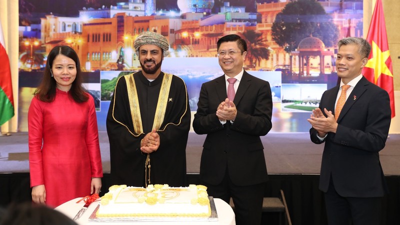 Lors de la cérémonie afin de célébrer le 30e anniversaire de l’établissement des relations diplomatiques entre le Vietnam et Oman. Photo: NDEL