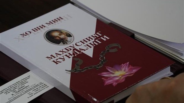 L’œuvre « Carnet de prison » du Président Hô Chi Minh en ouzbek. Photo : VNA.