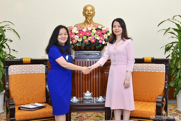 L’assistante du ministre des Affaires étrangères, Nguyên Minh Hang, et l’assistante adjointe du secrétaire américain au Commerce, Pamela Phan. Photo : BQT.