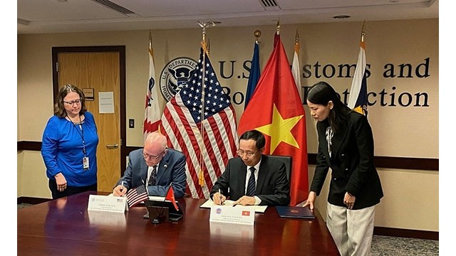 Nguyên Van Cân et le haut-commissaire Chris Magnus signent un mémorandum d'accord sur le renforcement et l'élargissement de la coopération mutuelle entre l’Office général des douanes du Vietnam et l'Agence des douanes. Photo: NDEL et de la protection des frontières des États-Unis.