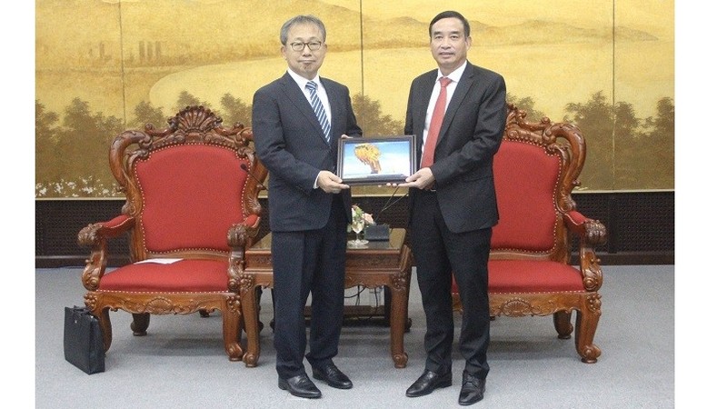 Le président du Comité populaire de la ville de Dà Nang, Lê Trung Chinh (à droite) et l'ambassadeur japonais au Vietnam, Yamada Takio. Photo : thoidai.com.vn.