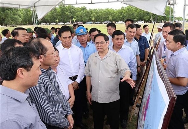 Le Premier ministre Pham Minh Chinh évalue la situation de la mine de fer de Thach Khê. Photo: VNA
