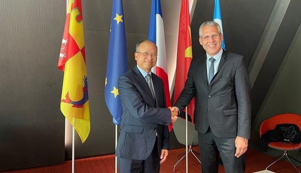 M. Philippe Meunier, Vice-Président du Conseil Régional Auvergne-Rhône-Alpes accueille l'Ambassadeur du Vietnam en France Dinh Toan Thang. Photo : VNA