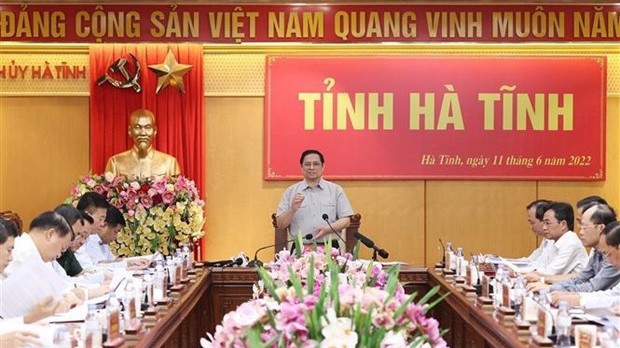 Le Premier ministre vietnamien, Pham Minh Chinh, lors de la séance de travail avec la permanence du Comité du Parti de la province de Hà Tinh. Photo : VNA.