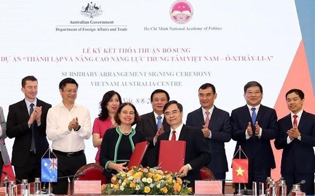 Cérémonie de signature d’un accord de coopération sur le projet de création et de construction du Centre Vietnam - Australie, le 8 juin à Hanoï. Photo : VNA.