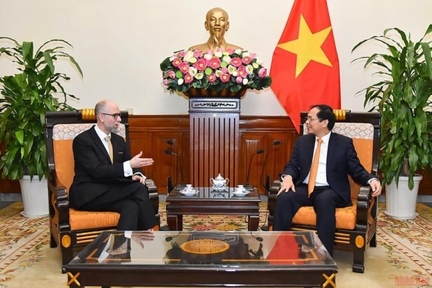 Le ministre des Affaires étrangères Bùi Thanh Son (à droite) et l'ambassadeur du Canada au Vietnam Shawn Perry Steil. Photo : VTV.
