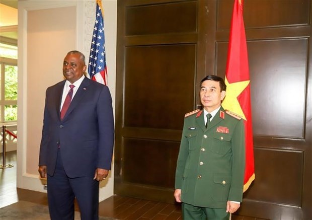 Le ministre vietnamien de la Défense, Phan Van Giang (à droite), et le secrétaire américain à la Défense, Lloyd Austin. Photo : VNA.