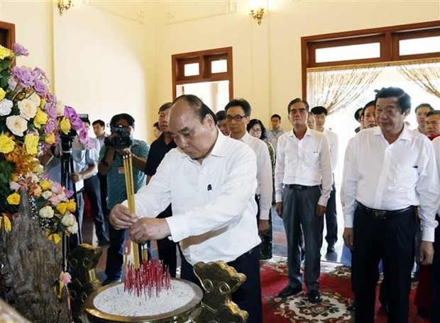 Le Président du Vietnam, Nguyên Xuân Phuc, offre de l’encens à la mémoire du feu le Premier ministre Vo Van Kiêt. Photo : VNA.