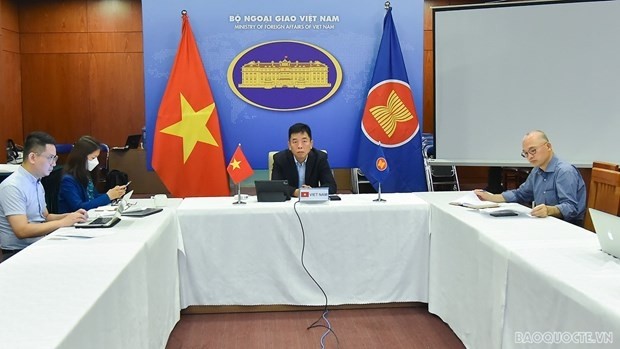 L'ambassadeur Vu Hô, chef par intérim de SOM ASEAN Vietnam, à la tête de la délégation vietnamienne, assiste  à la réunion en ligne des hauts officiels du Forum régional de l'ASEAN (SOM ARF). Photo : baoquocte.vn