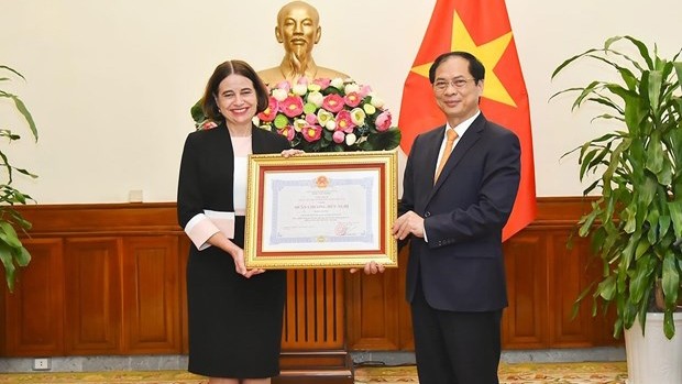 Le ministre des Affaires étrangères, Bùi Thanh Son, remet l’Ordre de l’Amitié à l’ambassadrice d’Australie au Vietnam, Robyn Mudie. Photo : VNA.