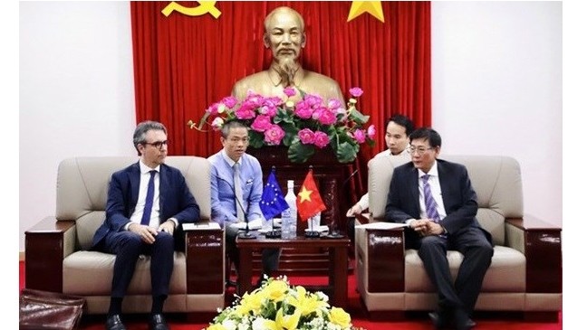 Le vice-président permanent du Comité populaire provincial de Binh Duong, Mai Hung Dung (à droite) reçoit l'ambassadeur Pier Giorgio Aliberti, chef de la délégation de l'Union européenne au Vietnam. Source : baobinhduong