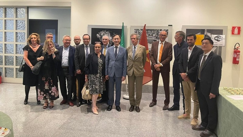 L’ambassadeur du Vietnam en Italie, Duong Hai Hung, travaille avec le directeur général de la Fédération des propriétaires, Angelo Cappetti.Torino Angelo Cappetti. Photo: Ambassade du Vietnam en Italie