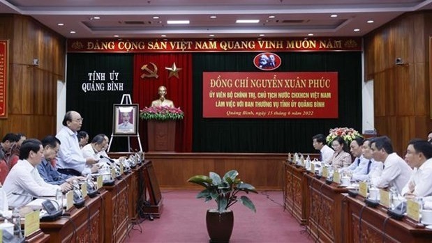Le Président du Vietnam Nguyên Xuân Phuc (debout), s'exprime à la séance de travail avec la permanence du Comité provincial du Parti de Quang Binh, le 15 juin. Photo : VNA.