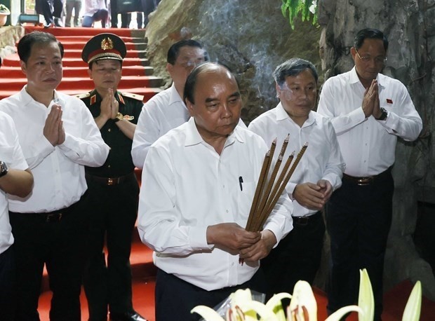 Le Président Nguyên Xuân Phuc et des responsables offrant de l’encens aux héros et aux martyrs, à Tân Trach, dans le district de Bô Trach, province de Quang Binh (au Centre), le 14 juin. Photo : VNA.