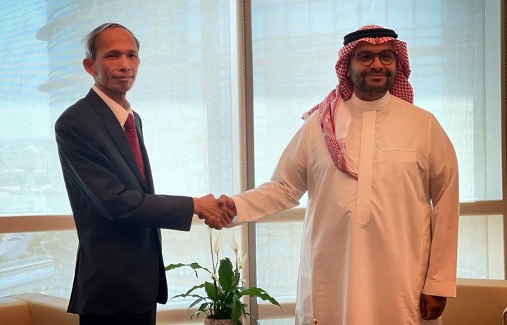 L’ambassadeur Dang Xuân Dung et le vice-ministre saoudien de l’Economie et de la Planification, Bandar Al Khamies. Photo : Thoidai.
