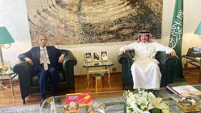 L'ambassadeur du Vietnam en Arabie saoudite, Dang Xuân Dung (à gauche) et le vice-ministre permanent des AE d'Arabie saoudite, Waleed Al Khuraiji. Photo : thoidai.com.vn.