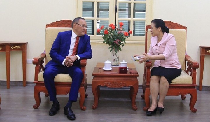 La présidente de la VUFO, Nguyên Phuong Nga, et l’ambassadeur du Kazakhstan au Vietnam, Yerlan Baizhanov. Photo : thoidai.