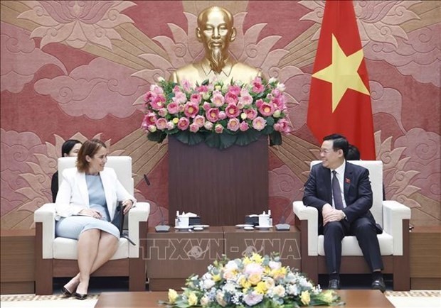 Le Président de l’Assemblée nationale vietnamienne, Vuong Dinh Huê, et l’ambassadrice de Nouvelle-Zélande au Vietnam, Cherie Dobson, à Hanoi, le 14 juin. Photo : VNA.