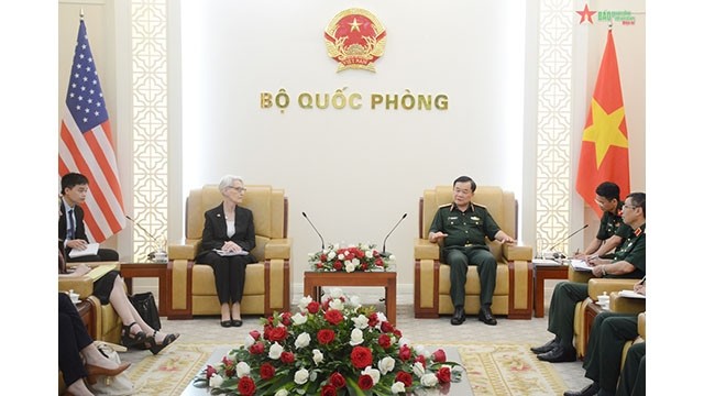 Le général de corps d’armée Hoàng Xuân Chiên, vice-ministre vietnamien de la Défense (à droite) et la sous-secrétaire d'État américaine, Wendy Sherman (à gauche). Photo : VNA.