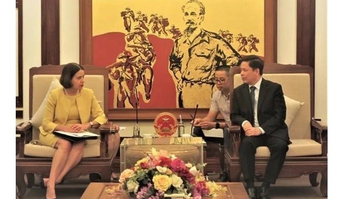 Le ministre vietnamien des Transports, Nguyên Van Thê (à droite), et l'ambassadrice d'Australie au Vietnam, Robyn Mudie. Photo : VNA.