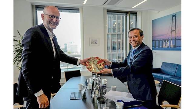 L'ambassadeur vietnamien au Danemark, Luong Thanh Nghi (à droite) et Kristoffer Böttzauw, directeur général de l'Agence danoise de l'énergie. Photo : baoquocte.vn.