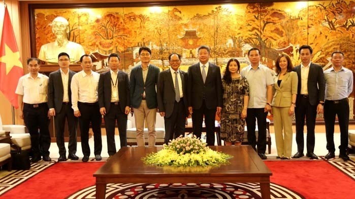 Lors de la séance de travail avec une délégation de l’ambassade de la R. de Corée au Vietnam. Photo: Cổng Giao tiếp điện tử Hà Nội.