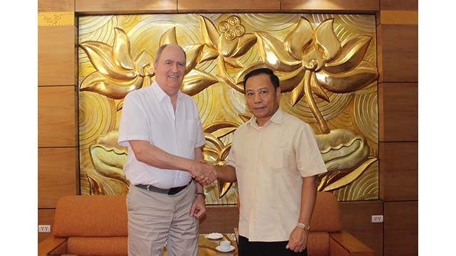 Le vice-président permanent du Fonds pour la paix et le développement du Vietnam, Trân Dac Loi (à droite) et le professeur Mark Correll (à gauche). Photo : thoidai.com.vn