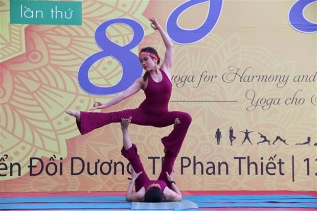 Une perfomance lors de la célébréation de la Journée internationale du Yoga à Binh Thuân. Photo : VNA.