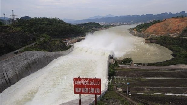 Vue d'ensemble de la décharge du réservoir hydroélectrique de Hoa Binh. Photo : VNA.