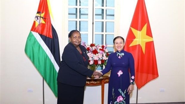 La Présidente de l'Union des Organisations d'Amitié du Vietnam (UOAV), Nguyên Phuong Nga (à droite) et la présidente de l'Assemblée nationale mozambicaine, Esperanca Laurinda Francisco Nhiuane Bias. Photo : VNA.