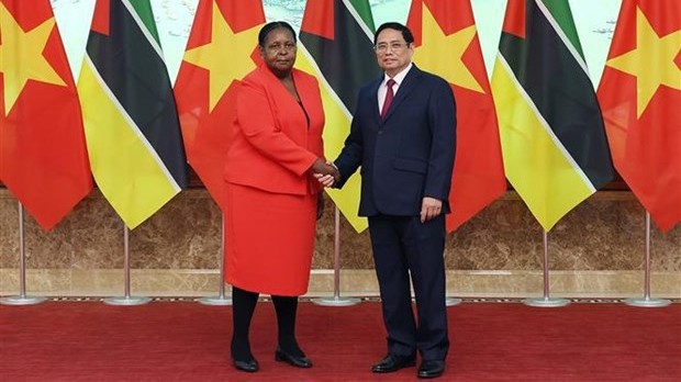 Le Premier ministre vietnamien, Pham Minh Chinh (à droite), et la Présidente de l'Assemblée de la République du Mozambique, Esperanca Laurinda Francisco Nhiuane Bias. Photo : VNA.