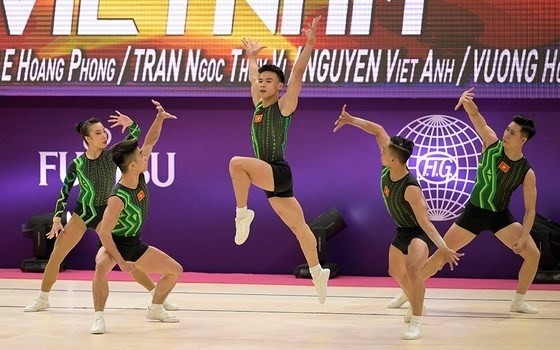 Équipe de cinq athlètes vietnamiens remportant la médaille d'or au 17e Championnat du monde de gymnastique aérobic. Photo: qdnd.vn