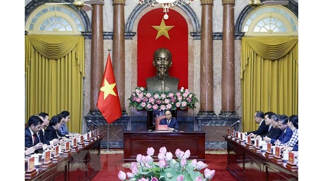Le Président du Vietnam, Nguyên Xuân Phuc, reçoit la ministre et présidente de l’Office du président du Laos, Khemmani Pholsena à Hanoi, le 17 juin. Photo : VNA.