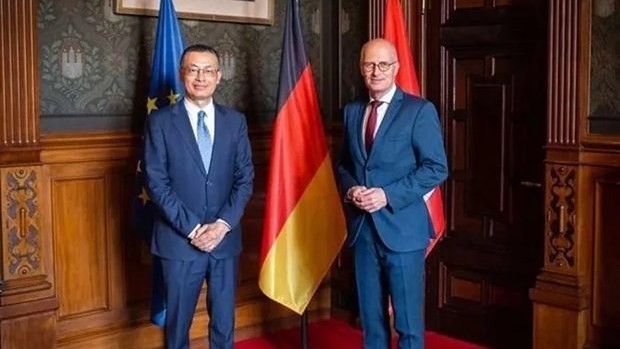 L’ambassadeur du Vietnam en Allemagne, Vu Quang Minh (à gauche), et le premier bourgmestre de Hambourg, Peter Tschentscher. Photo : VNA.