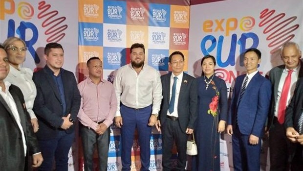 L’ambassadeur du Vietnam au Venezuela, Lê Viet Duyên (4e de droite) et le gouverneur de l’État de Monagas, Ernesto Luna lors de la cérémonie d'ouverture de l’Expo sur Monagas 2022. Photo : VNA.