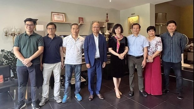 L’ambassadeur du Vietnam en France, Dinh Toan Thang, et l’ambassadrice Le Thi Hong Van, représentante permanente du Vietnam auprès de l'UNESCO, (3e et 4e à gauche), et les journalistes vietnamiens en France. Photo: VNA