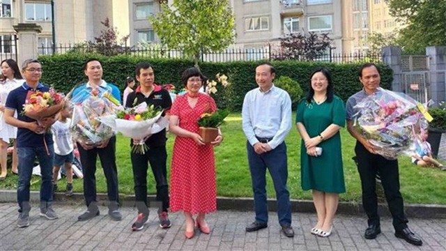 L’ambassadeur du Vietnam en Belgique, Nguyen Van Thao, et son épouse, et les journalistes vietnamiens en Belgique. Photo : VNA