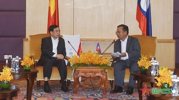 Le général d'armée Phan Van Giang, ministre vietnamien de la Défense (à gauche), et Chansamone Chanyalath, vice-Premier ministre et ministre lao de la Défense. Photo : qdnd.vn