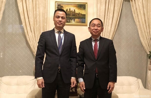 L’ambassadeur vietnamien Dang Hoàng Giang (à gauche) et son homologue cambodgien Sovann Ke à New York, le 24 juin. Photo : VNA